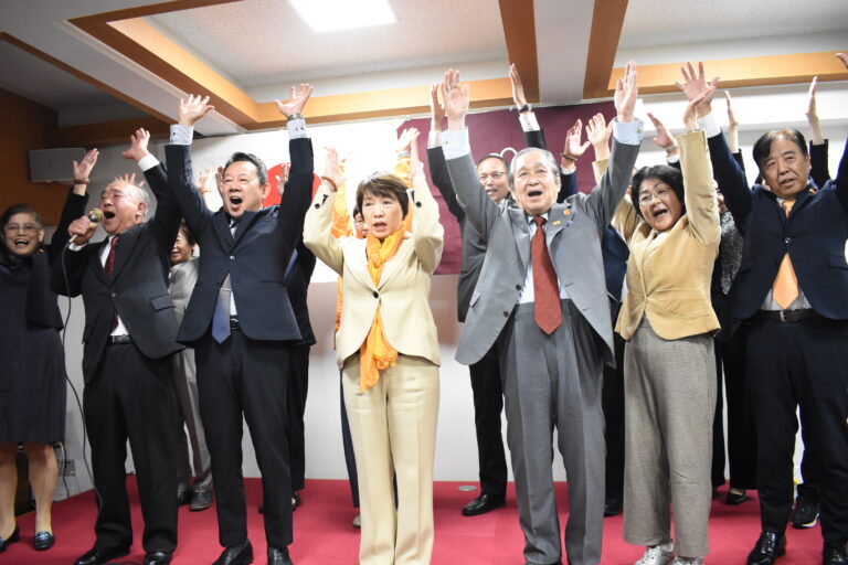 支援者らと万歳三唱で祝う阿部氏=岡山県津山市で