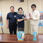 津山納涼ごんごまつり実行委のもとを訪問した伊藤工場長（右）＝岡山県津山市で