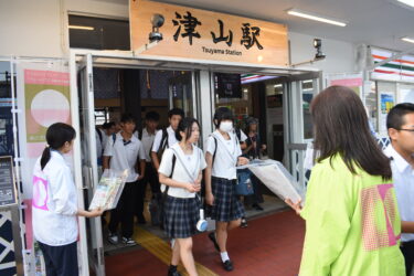 津山駅で行われた森の芸術祭のPR活動=岡山県津山市で