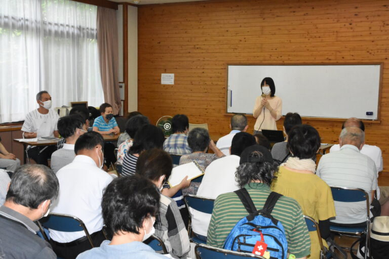 ロービジョンケアと福祉制度について学ぶ参加者=岡山県津山市で