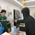 現金を要求する犯人に応対する店員