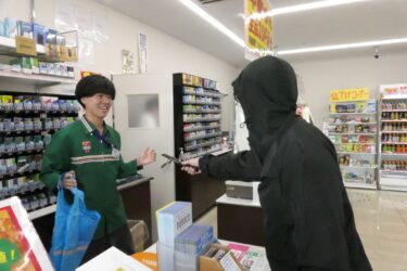 現金を要求する犯人に応対する店員