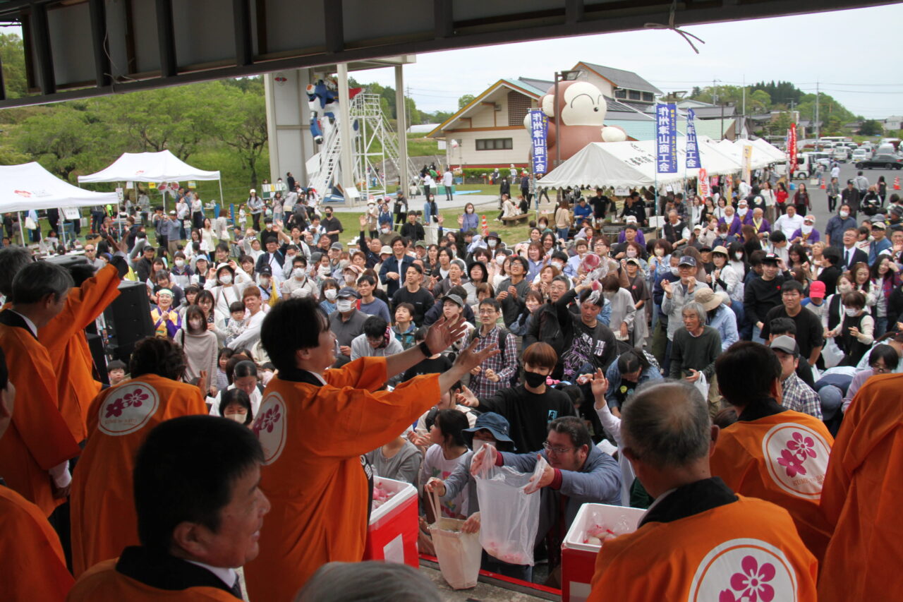 盛況だった餅投げ=岡山県津山市で