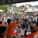 盛況だった餅投げ=岡山県津山市で