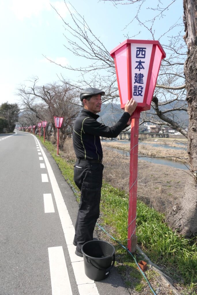 ぼんぼりを設置する地元の企業