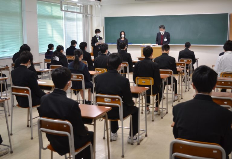 津山高専（沼）の２０２１年度入学者選抜試験が21日、同校で行われ、１６１人が受験した