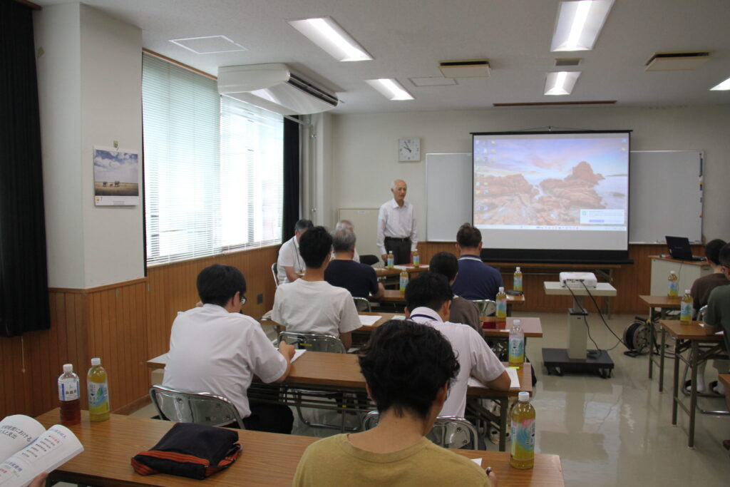 座学で和牛繁殖について学ぶ参加者