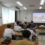 座学で和牛繁殖について学ぶ参加者