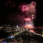 夜空を彩る色とりどりの花火＝岡山県津山市＝