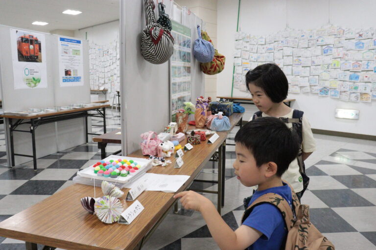 リサイクル品を使った 小物を観賞する子どもたち＝岡山県津山市で