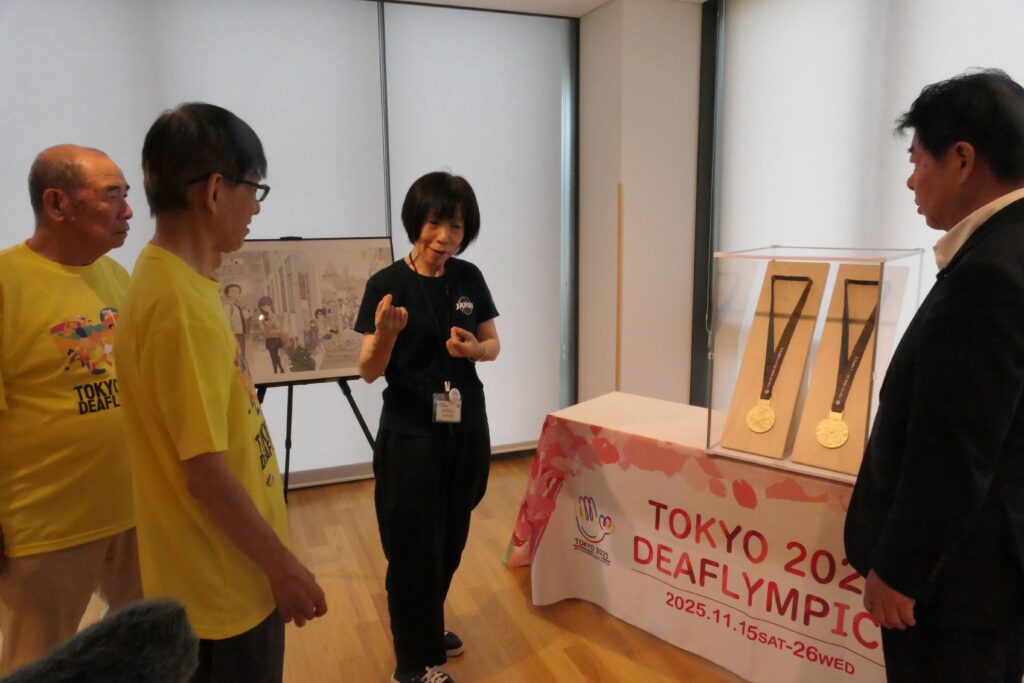デフリンピックに関連した展示品を見る萩原市長ら