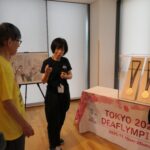 デフリンピックに関連した展示品を見る萩原市長ら