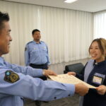 感謝状を受け取る上山店長=岡山県美咲町で