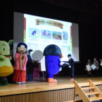 各賞の賞状と記念品を受け取る被表彰者=岡山県真庭市で