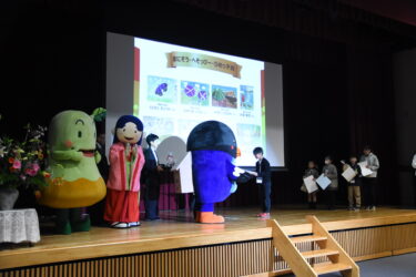 各賞の賞状と記念品を受け取る被表彰者=岡山県真庭市で