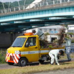 集めたごみをトラックに乗せる市民