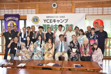 閉村式で浴衣姿を披露した参加者=岡山県奈義町で