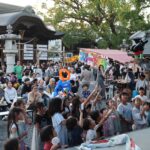 特設ステージで子どもたちから人気を集めたバルーンアート=岡山県津山市で