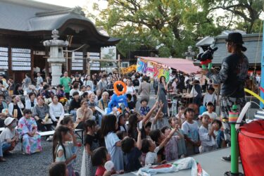 特設ステージで子どもたちから人気を集めたバルーンアート=岡山県津山市で