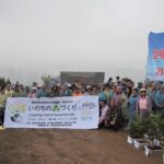 植樹祭に参加したメンバー（山田養蜂場提供）