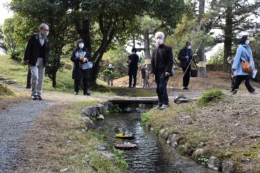 曲水の実演を見学する参加者=岡山県津山市で