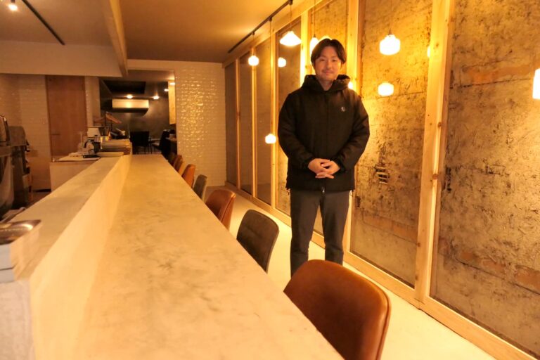 交流を楽しむ空間づくりを意識した店内