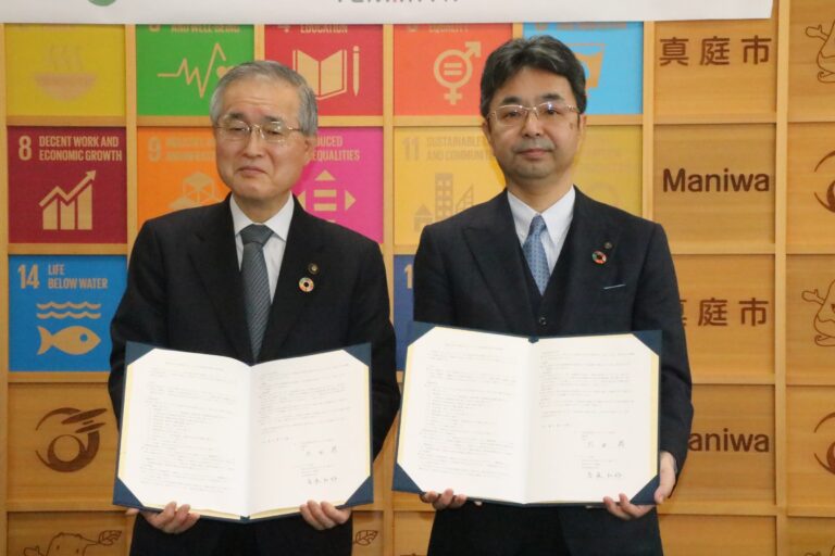 協定書を交わした斎藤社長（左）と太田市長=岡山県真庭市で