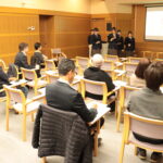 高校生の発表に聞き入る参加者=岡山県津山市で