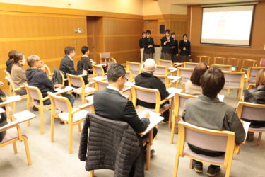 高校生の発表に聞き入る参加者=岡山県津山市で