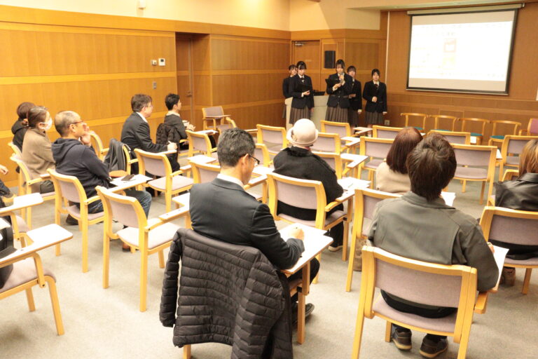 高校生の発表に聞き入る参加者=岡山県津山市で