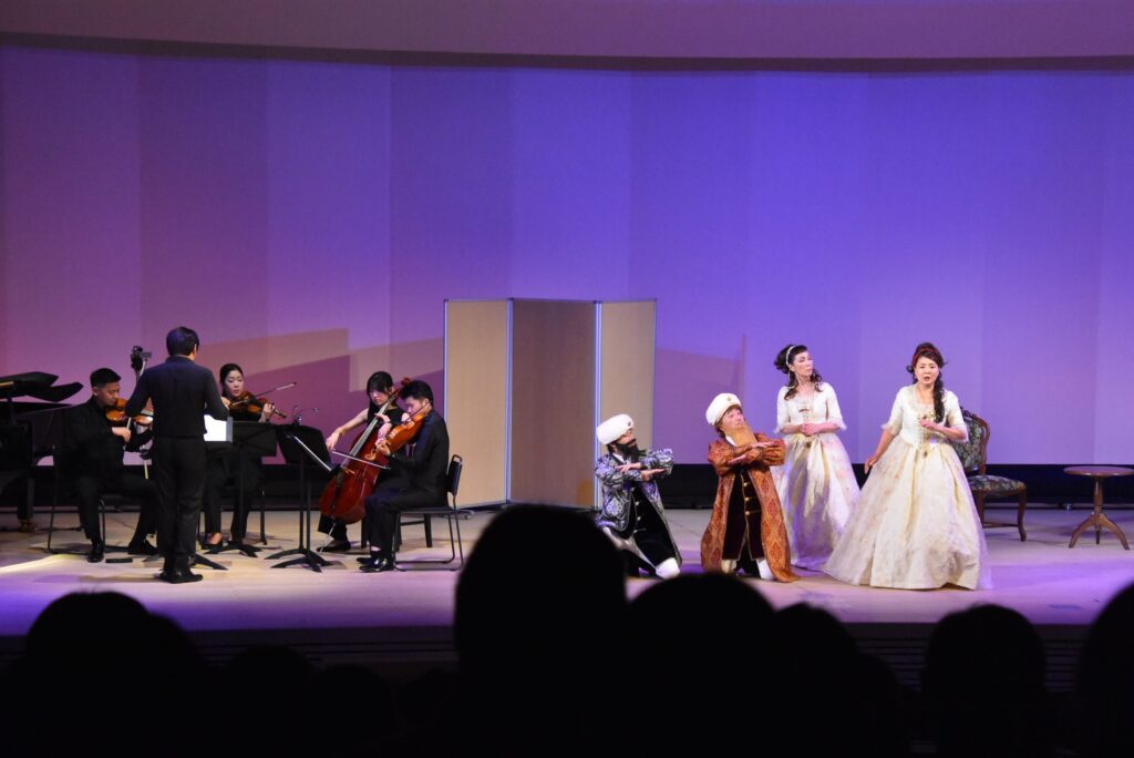 モーツァルト作曲のオペラ「コジ・ファン・トゥッテ」と同時上演