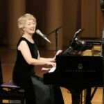 クリスマスソングなどを披露した沢さん