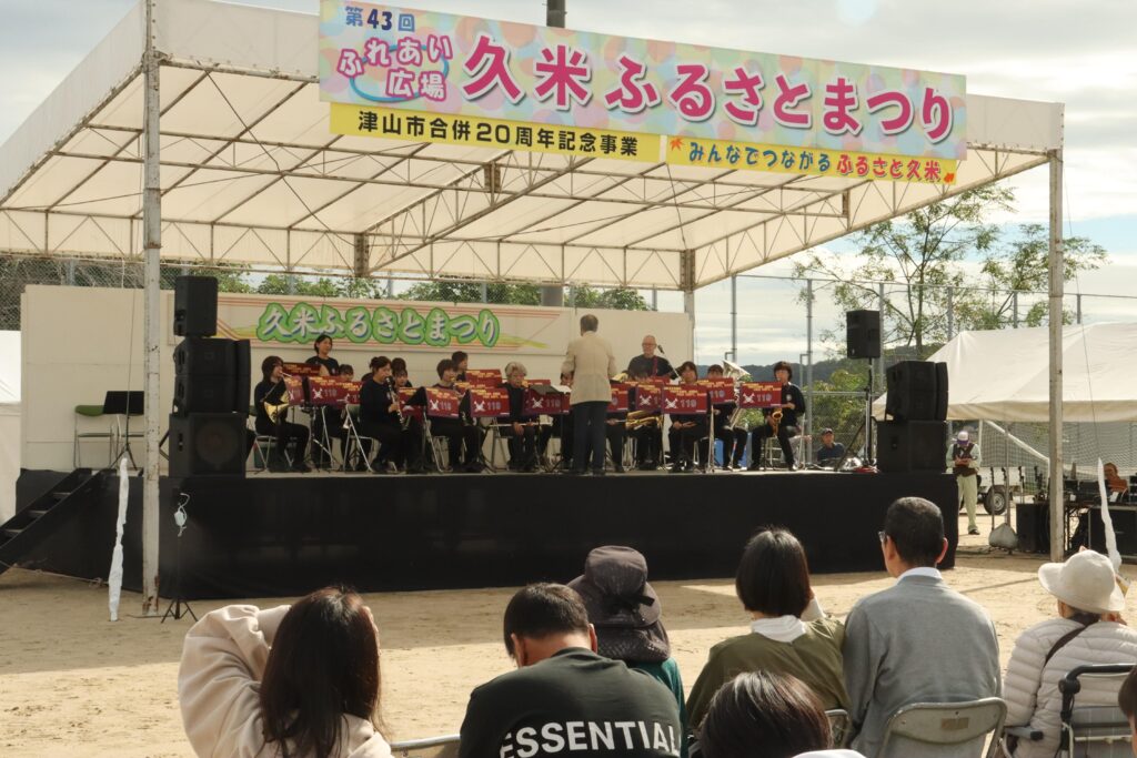 会場を盛り上げた消防音楽隊によるステージ