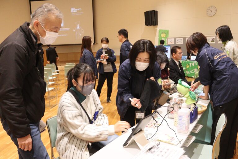 アプリを体験する参加者=岡山県津山市で