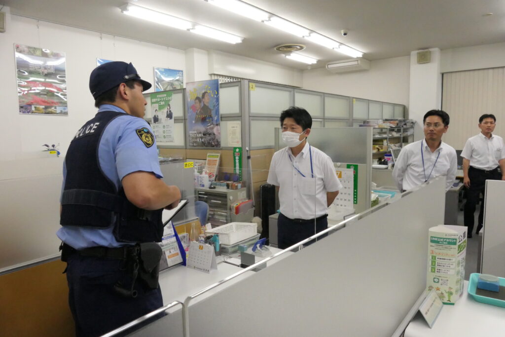 駆け付けた署員に対応する職員