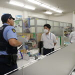駆け付けた署員に対応する職員