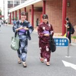 浴衣を着て登校する学生たち