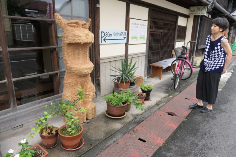 町家の前で植木鉢と一緒に展示された彫刻=岡山県津山市で