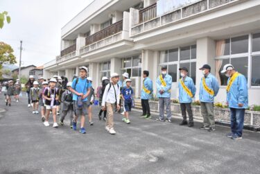 子どもたちに声をかける民生児童委員ら=岡山県津山市、一宮小で