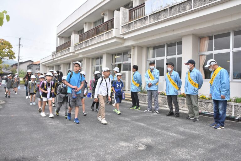 子どもたちに声をかける民生児童委員ら=岡山県津山市、一宮小で