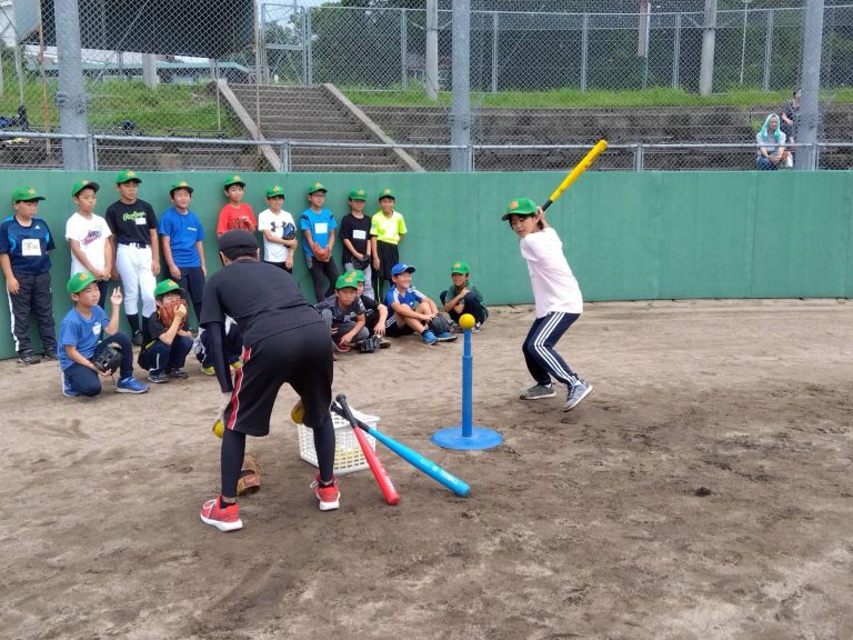 ティーバッティングに挑戦する子どもたち＝岡山県津山市＝