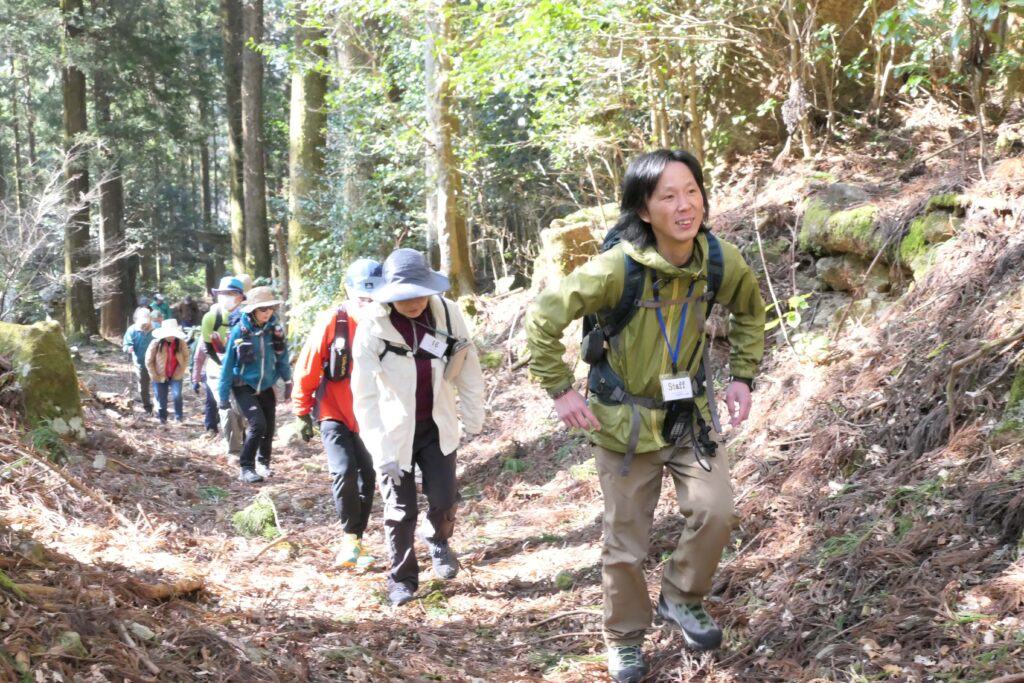 参道を歩く参加者