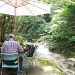 渓谷の景色を満喫しながら舌鼓を打つ来店客