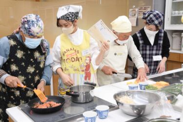 大学生が高齢者と弁当作り　テーマは「カルシウム」で　「早速妻に作ってみたい」／岡山・真庭市