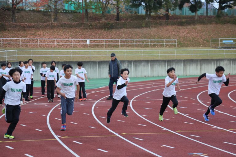 陸上競技場トラックでのダッシュ=岡山県津山市で