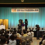 “お宝”が次々に登場した美咲町での出張鑑定=岡山県美咲町で