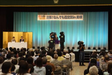 “お宝”が次々に登場した美咲町での出張鑑定=岡山県美咲町で