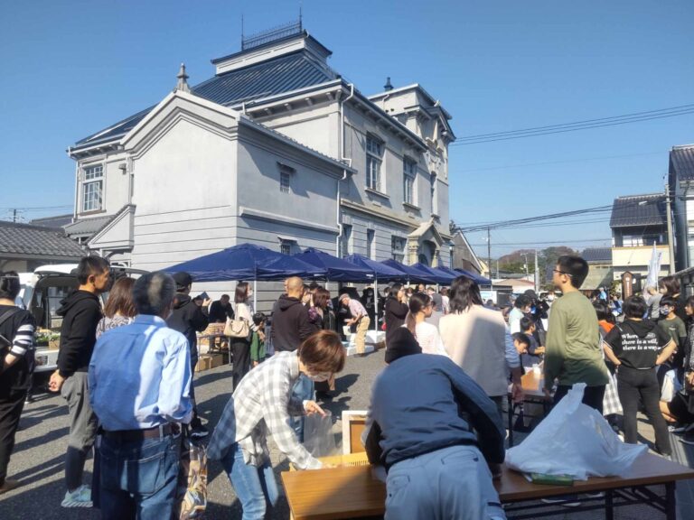 15日に100回目の節目を迎える城西地区の「野菜と魚の市」=岡山県津山市で