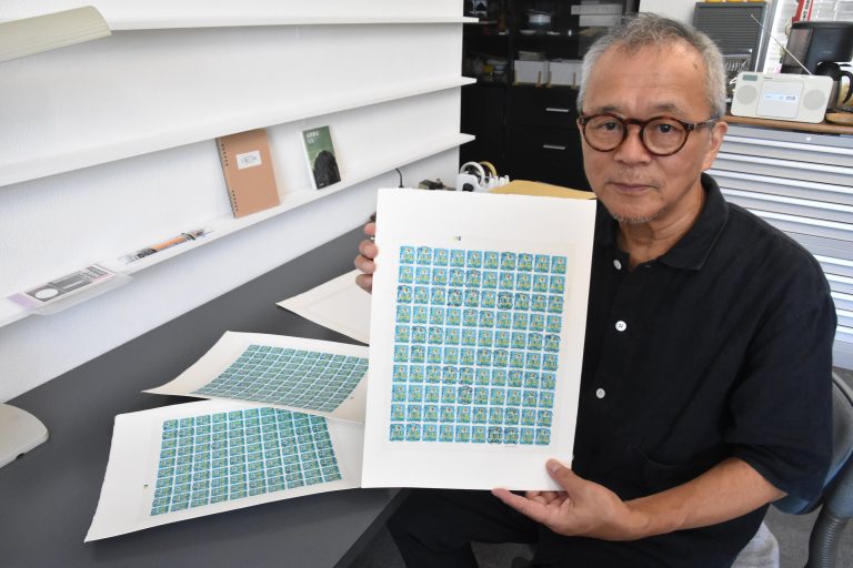 切手を素材にした作品で知られる美術家・太田三郎さん（70）