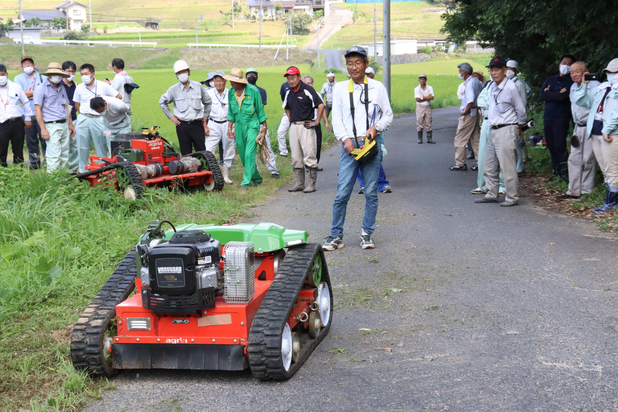 スマート農業を目指そうと最新鋭の草刈り機のデモンストレーション、油木上のほ場で開催／岡山・津山市
